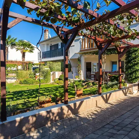 2 Bedroom Cozy In Malinska
